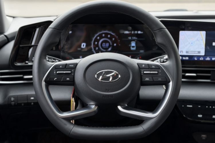 Used Hyundai Elantra 2021 1.5L CVT LUX Prestige Edition Steering Wheel
