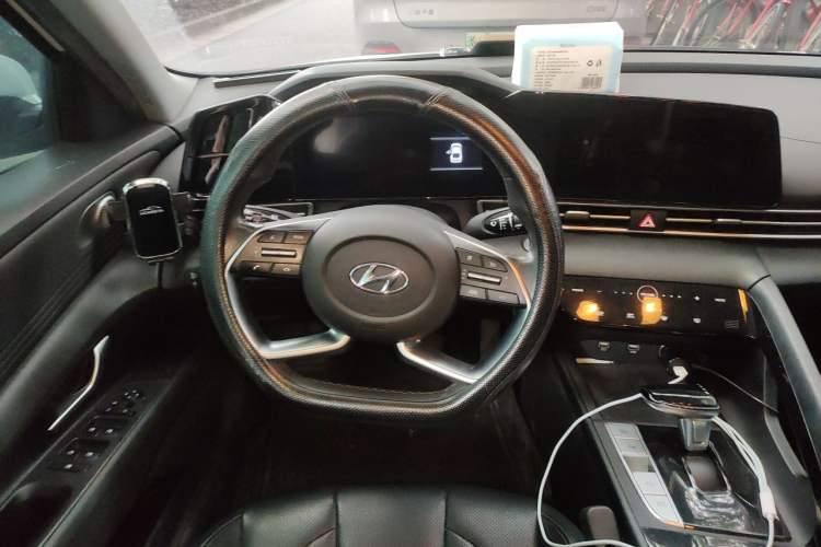 Used Hyundai Elantra 2021 1.5L CVT LUX Prestige Edition Steering Wheel