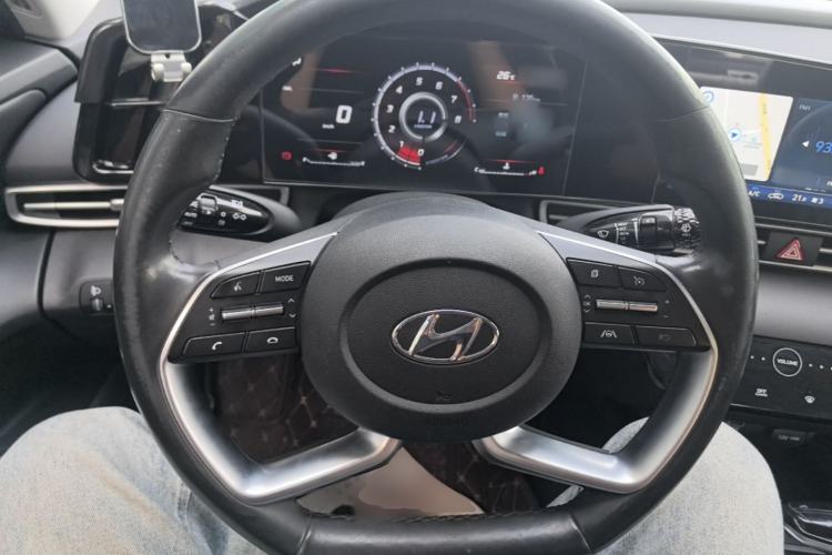 Used Hyundai Elantra 2021 1.5L CVT LUX Prestige Edition Steering Wheel