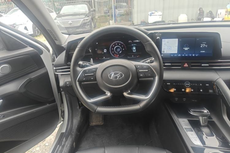 Used Hyundai Elantra 2021 1.5L CVT LUX Prestige Edition Steering Wheel