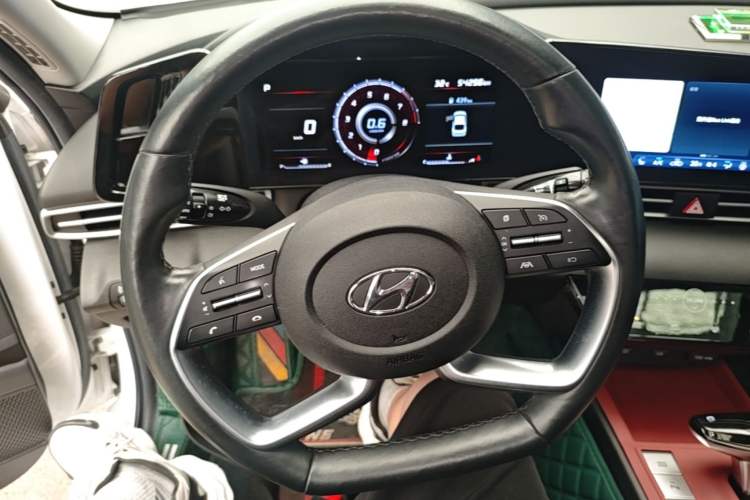 Used Hyundai Elantra 2021 1.5L CVT LUX Prestige Edition Steering Wheel