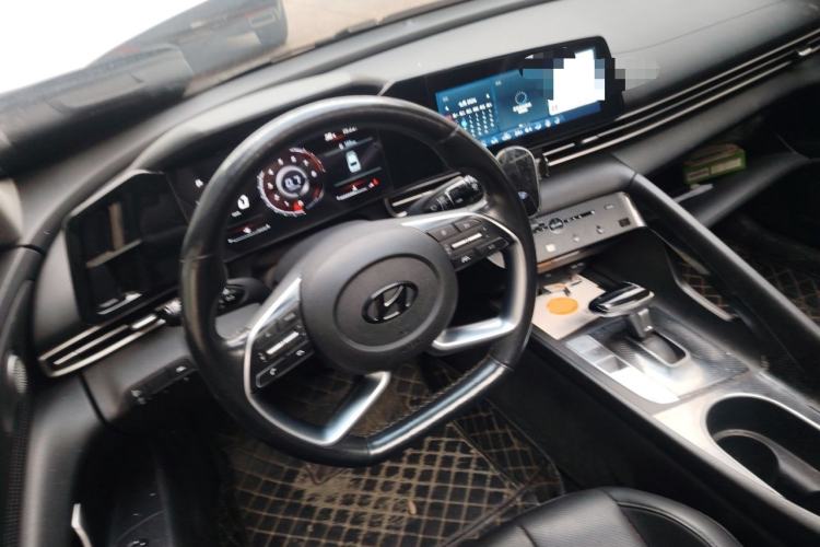 Used Hyundai Elantra 2021 1.5L CVT LUX Prestige Edition Steering Wheel
