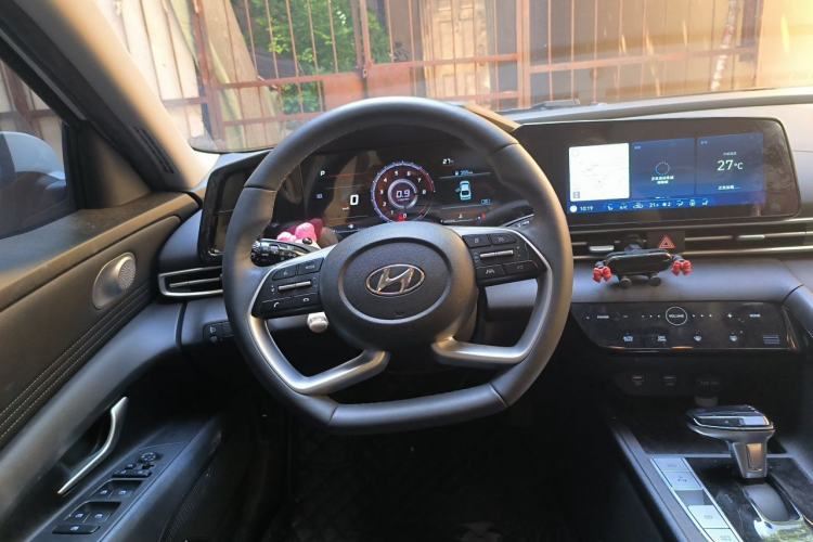 Used Hyundai Elantra 2021 1.5L CVT LUX Prestige Edition Steering Wheel