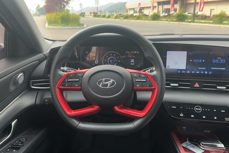 Used Hyundai Elantra 2021 1.5L CVT LUX Prestige Edition Steering Wheel