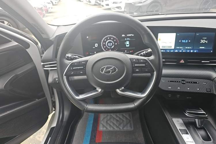 Used Hyundai Elantra 2021 1.5L CVT LUX Prestige Edition Steering Wheel