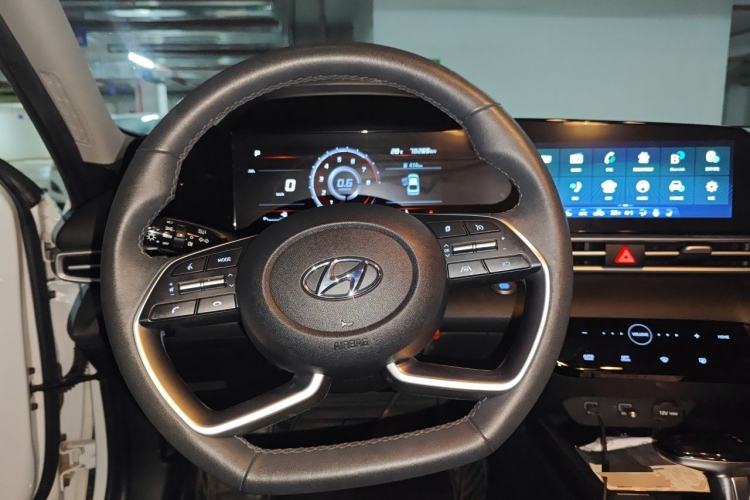 Used Hyundai Elantra 2021 1.5L CVT LUX Prestige Edition Steering Wheel