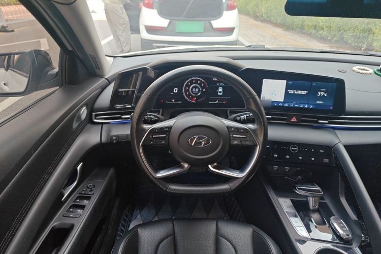 Used Hyundai Elantra 2021 1.5L CVT LUX Prestige Edition Steering Wheel