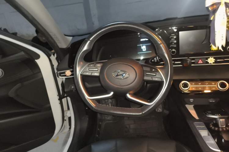 Used Hyundai Elantra 2021 1.5L CVT LUX Prestige Edition Steering Wheel