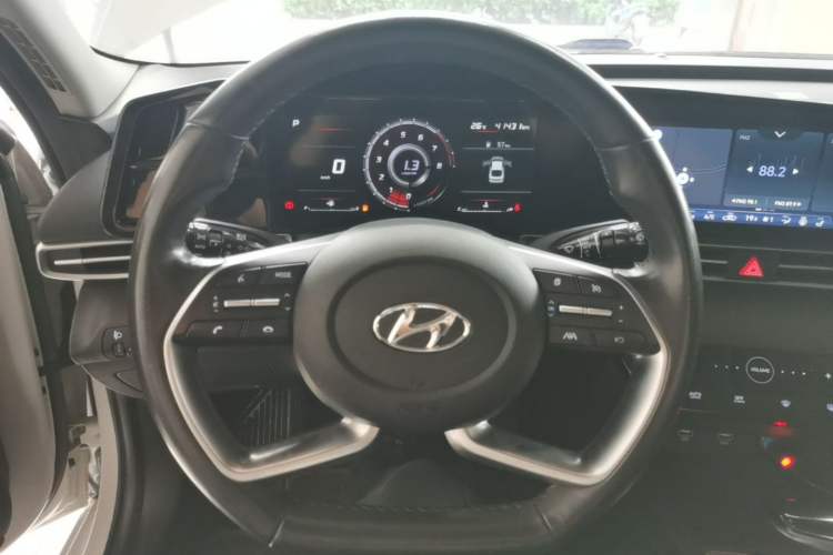 Used Hyundai Elantra 2021 1.5L CVT LUX Prestige Edition Steering Wheel