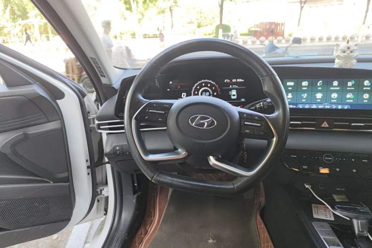 Used Hyundai Elantra 2021 1.5L CVT LUX Prestige Edition Steering Wheel
