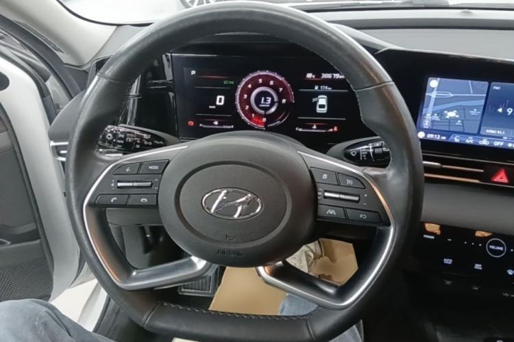 Used Hyundai Elantra 2021 1.5L CVT LUX Prestige Edition Steering Wheel