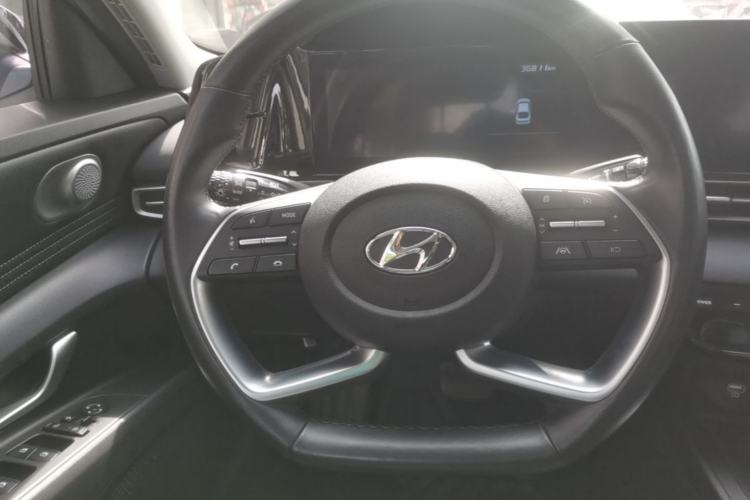 Used Hyundai Elantra 2021 1.5L CVT LUX Prestige Edition Steering Wheel