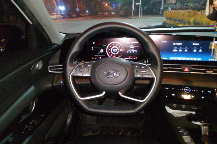 Used Hyundai Elantra 2021 1.5L CVT LUX Prestige Edition Steering Wheel
