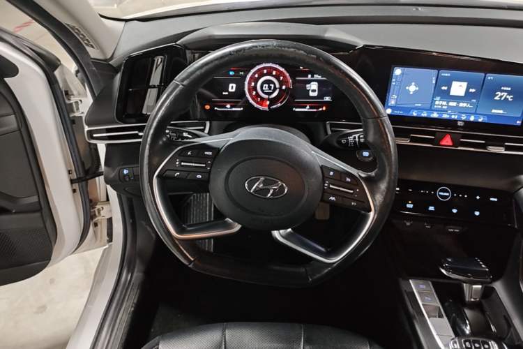 Used Hyundai Elantra 2021 1.5L CVT LUX Prestige Edition Steering Wheel