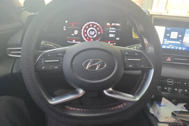 Used Hyundai Elantra 2021 1.5L CVT LUX Prestige Edition Steering Wheel