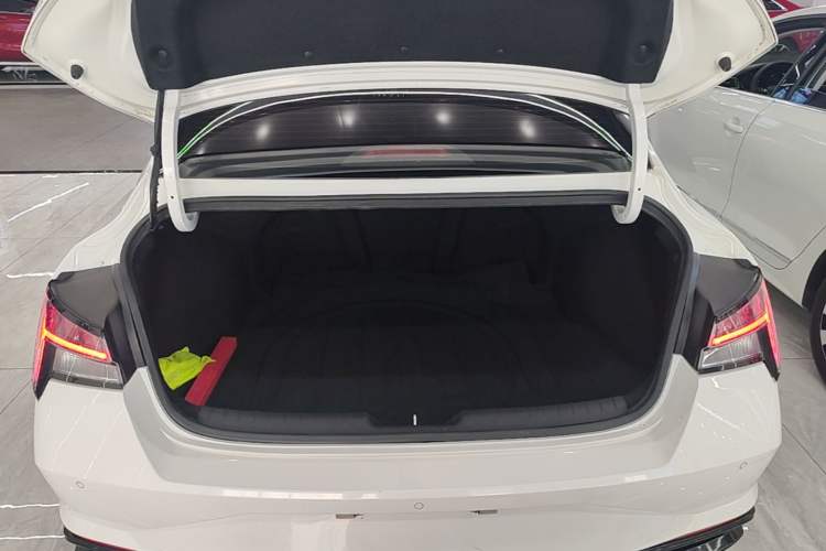 Used Hyundai Elantra 2021 1.5L CVT LUX Prestige Edition Trunk