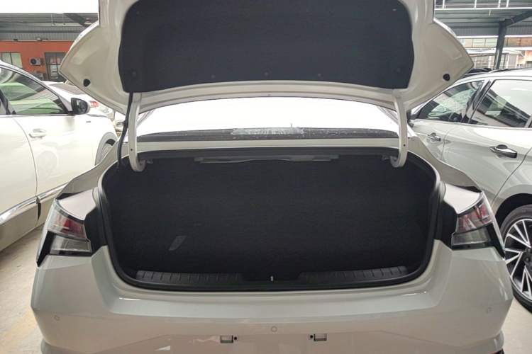 Used Hyundai Elantra 2021 1.5L CVT LUX Prestige Edition Trunk
