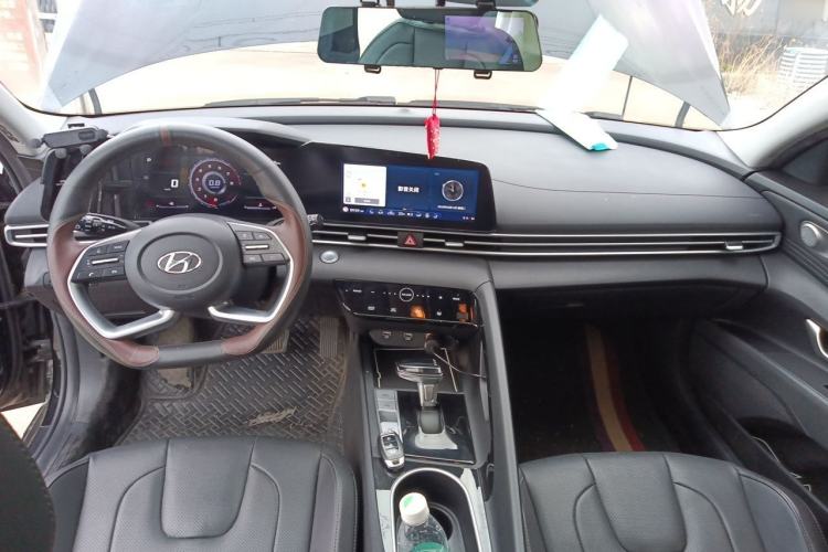 Used Hyundai Elantra 2022 1.5L CVT LUX Prestige Edition Center Console