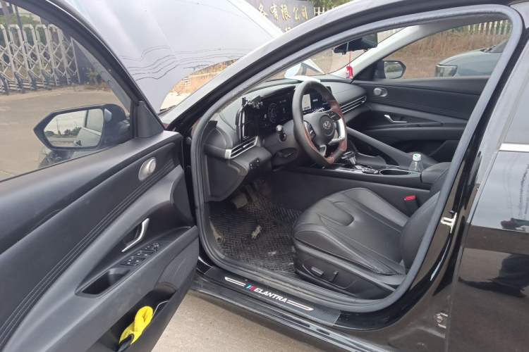 Used Hyundai Elantra 2022 1.5L CVT LUX Prestige Edition Driver Seat