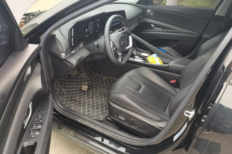 Used Hyundai Elantra 2022 1.5L CVT LUX Black Knight Limited Edition Driver Seat