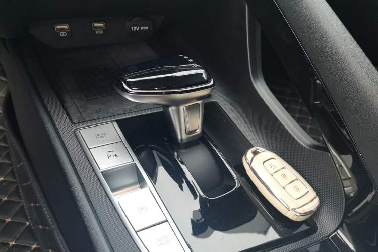 Used Hyundai Elantra 2022 1.5L CVT LUX Black Knight Limited Edition Gear Lever