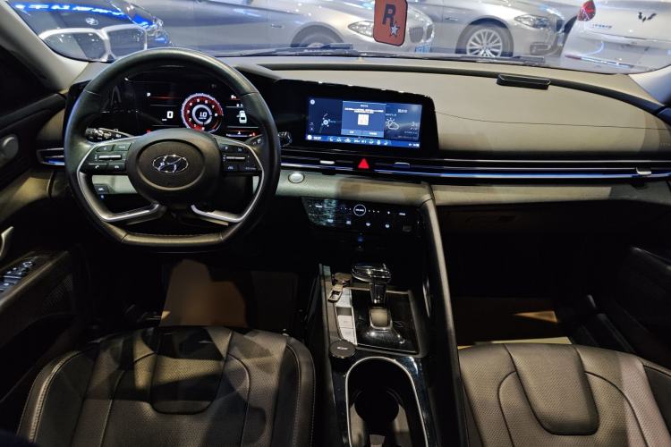 Used Hyundai Elantra 2022 1.5L CVT LUX Black Knight Limited Edition Interior 3