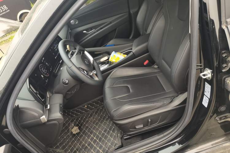 Used Hyundai Elantra 2022 1.5L CVT LUX Black Knight Limited Edition Left Front Seat