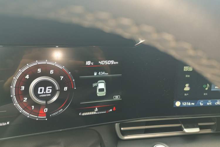 Used Hyundai Elantra 2022 1.5L CVT LUX Black Knight Limited Edition Odometer Close Up