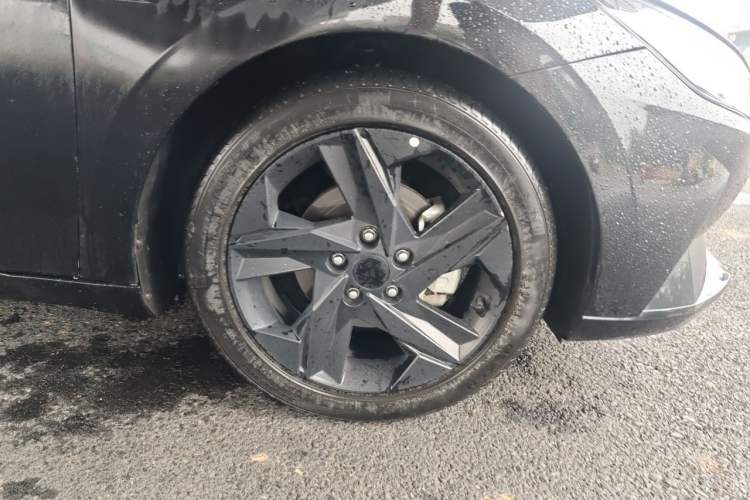 Used Hyundai Elantra 2022 240TGDi DCT GLX Black Knight Limited Edition Right Front Wheel Hub