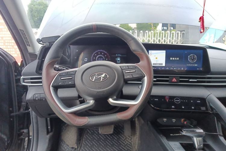 Used Hyundai Elantra 2022 1.5L CVT LUX Prestige Edition Steering Wheel