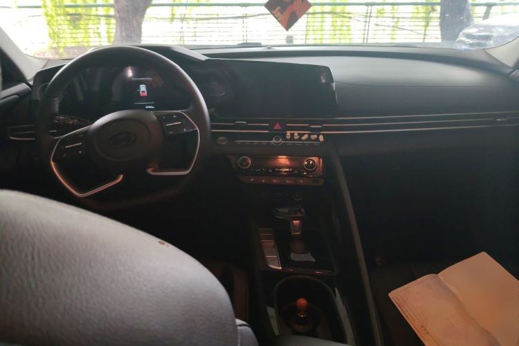 Used Hyundai Elantra 2022 1.5L CVT LUX Prestige Edition Center Console