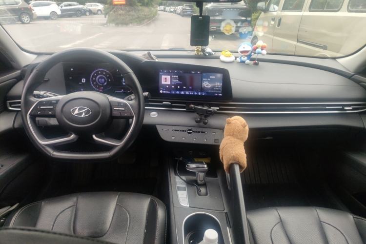 Used Hyundai Elantra 2022 1.5L CVT GLX Elite Edition Center Console