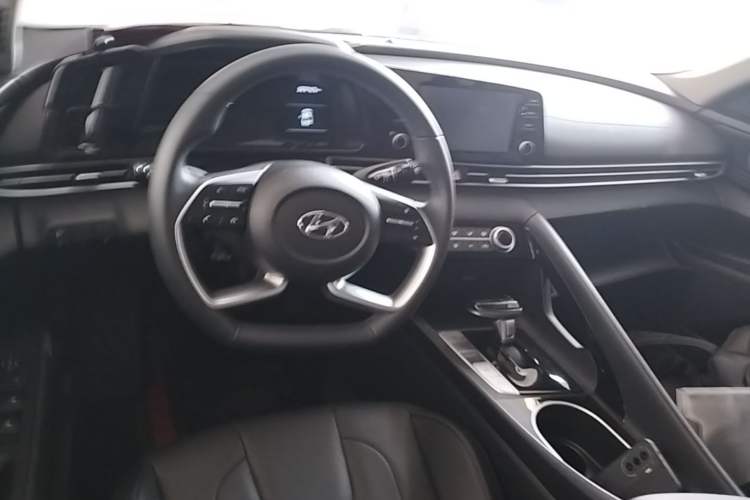 Used Hyundai Elantra 2022 1.5L CVT GLX Elite Edition Center Console