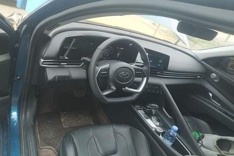 Used Hyundai Elantra 2022 1.5L CVT GLX Elite Edition Center Console