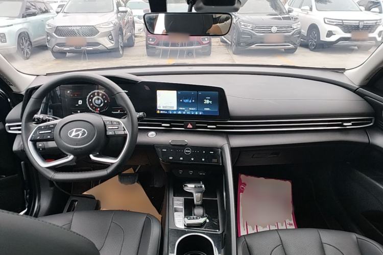 Used Hyundai Elantra 2022 1.5L CVT LUX Prestige Edition Center Console