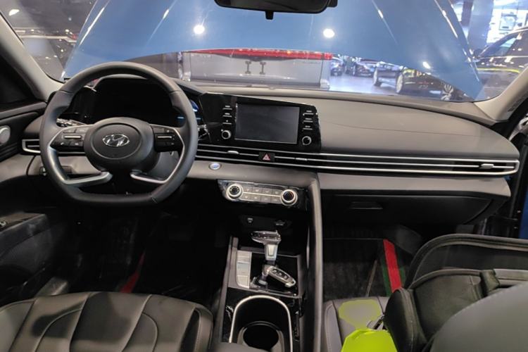 Used Hyundai Elantra 2022 1.5L CVT GLX Elite Edition Center Console