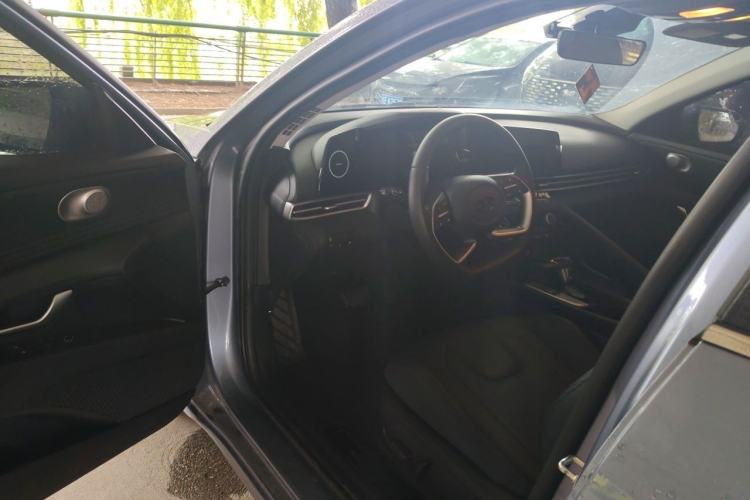 Used Hyundai Elantra 2022 1.5L CVT LUX Prestige Edition Driver Seat