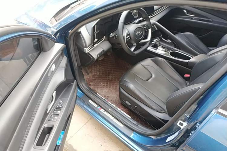 Used Hyundai Elantra 2022 1.5L CVT LUX Prestige Edition Driver Seat