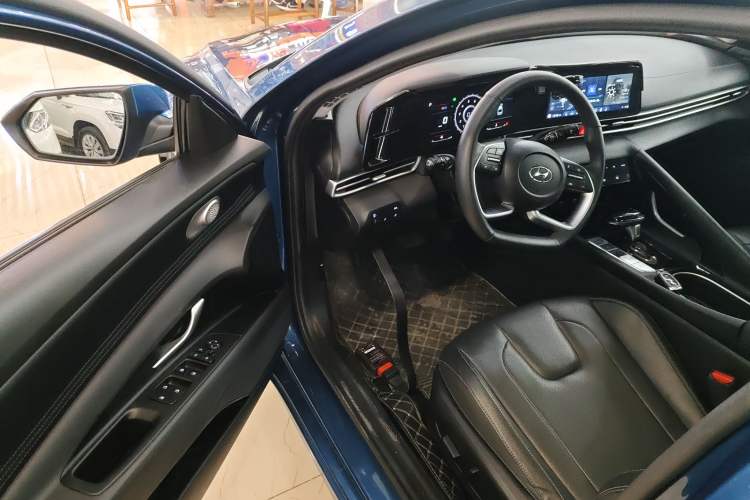 Used Hyundai Elantra 2022 1.5L CVT LUX Prestige Edition Driver Seat