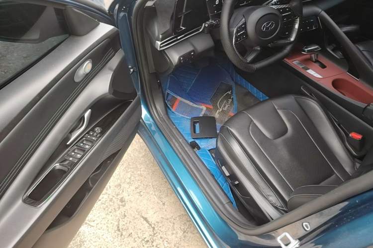Used Hyundai Elantra 2022 1.5L CVT LUX Prestige Edition Driver Seat