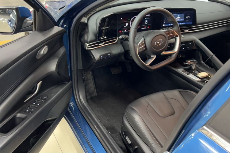 Used Hyundai Elantra 2022 1.5L CVT LUX Prestige Edition Driver Seat