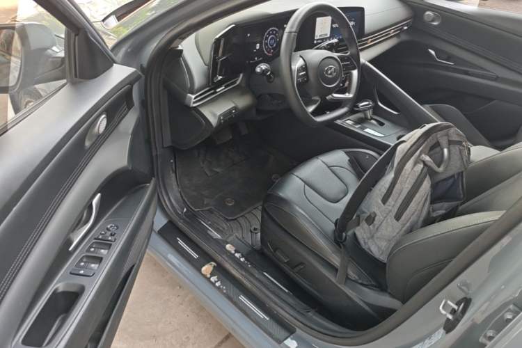Used Hyundai Elantra 2022 1.5L CVT LUX Prestige Edition Driver Seat
