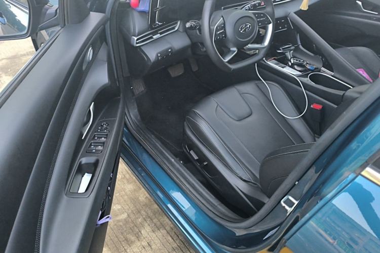 Used Hyundai Elantra 2022 1.5L CVT LUX Prestige Edition Driver Seat