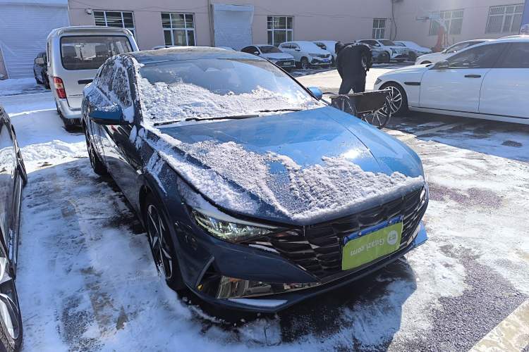 Used Hyundai Elantra 2022 1.5L CVT LUX Prestige Edition Front Right 45 Deg