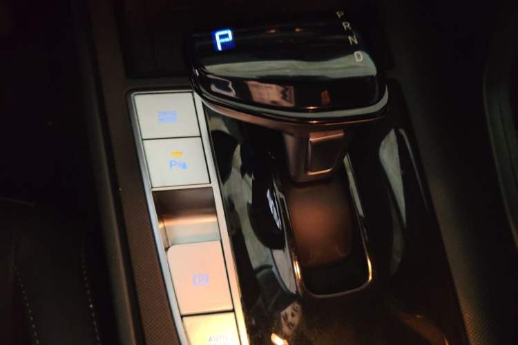 Used Hyundai Elantra 2022 1.5L CVT LUX Prestige Edition Gear Lever