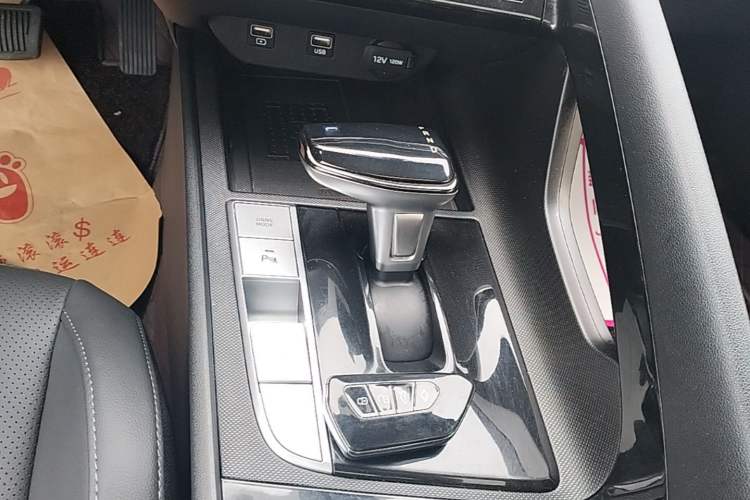 Used Hyundai Elantra 2022 1.5L CVT LUX Prestige Edition Gear Lever