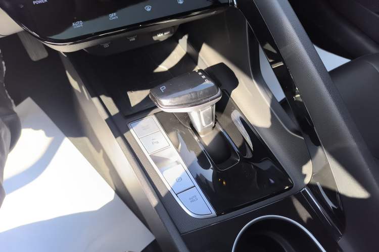 Used Hyundai Elantra 2022 1.5L CVT LUX Prestige Edition Gear Lever