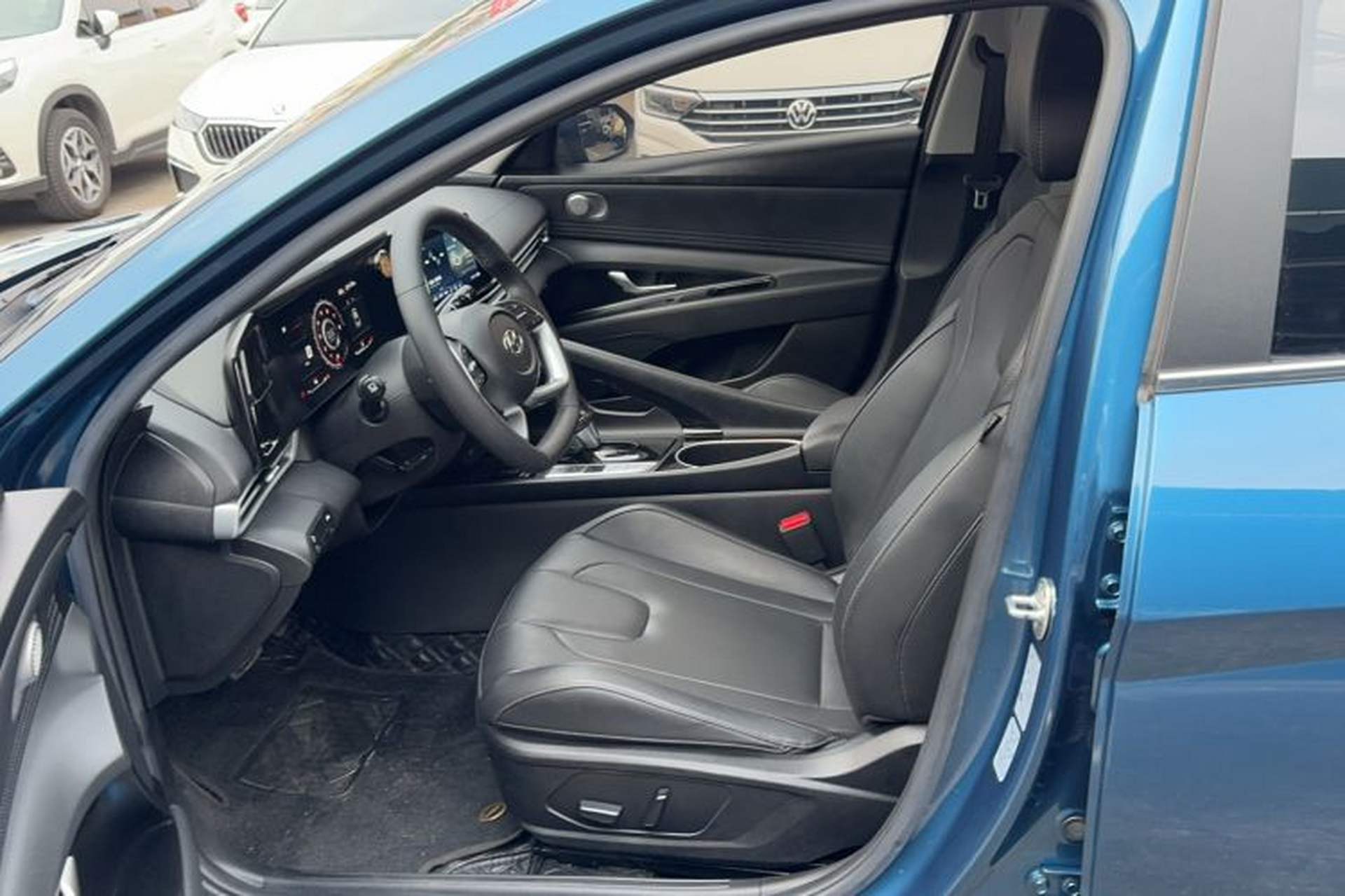 Used Hyundai Elantra 2022 1.5L CVT LUX Prestige Edition Interior 1