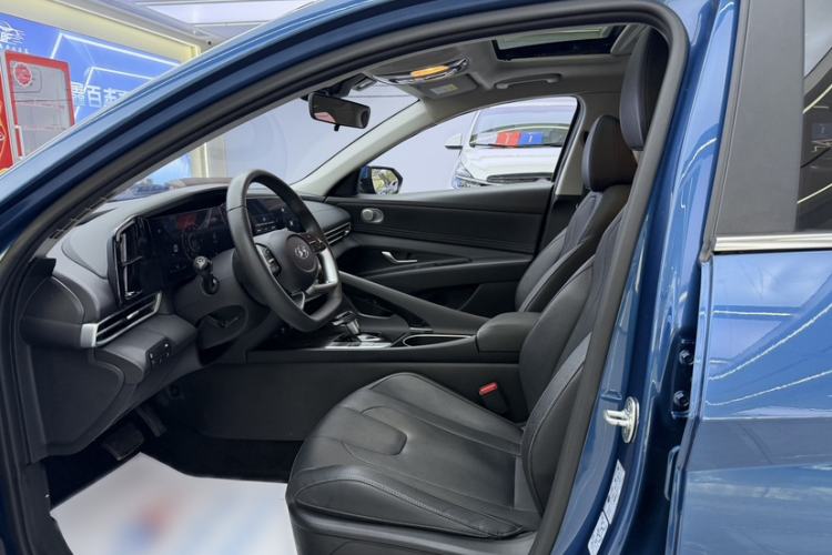 Used Hyundai Elantra 2022 1.5L CVT LUX Prestige Edition Interior 2