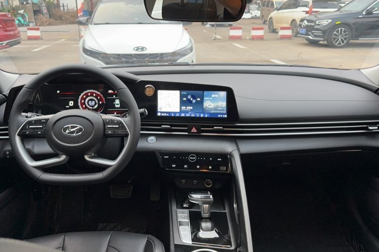 Used Hyundai Elantra 2022 1.5L CVT LUX Prestige Edition Interior 3